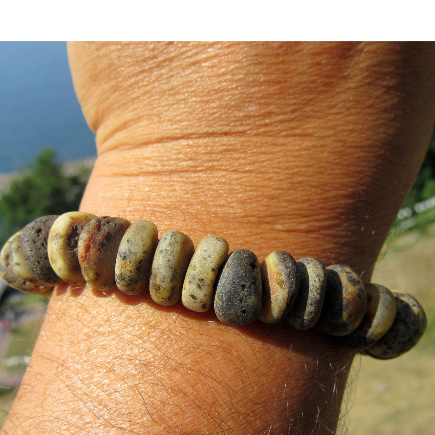 Einzigartiges Armband aus unregelmäßigem Bernstein