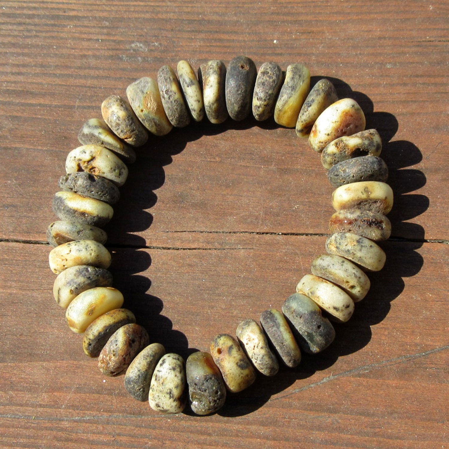 Einzigartiges Armband aus unregelmäßigem Bernstein