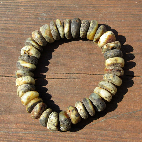 Einzigartiges Armband aus unregelmäßigem Bernstein