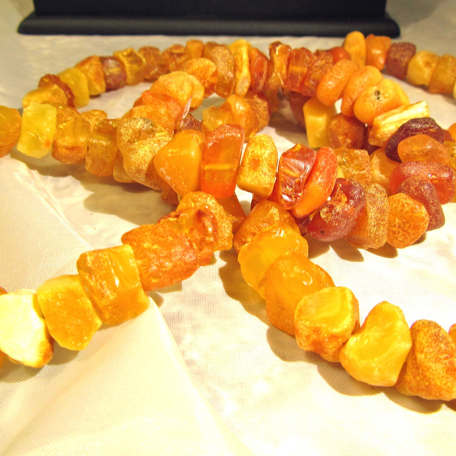 Einzigartiges Armband aus unpolierten Bernsteinnuggets