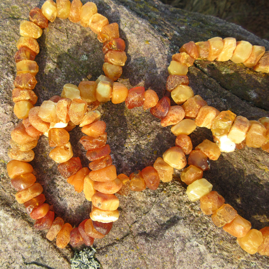 Einzigartiges Armband aus unpolierten Bernsteinnuggets