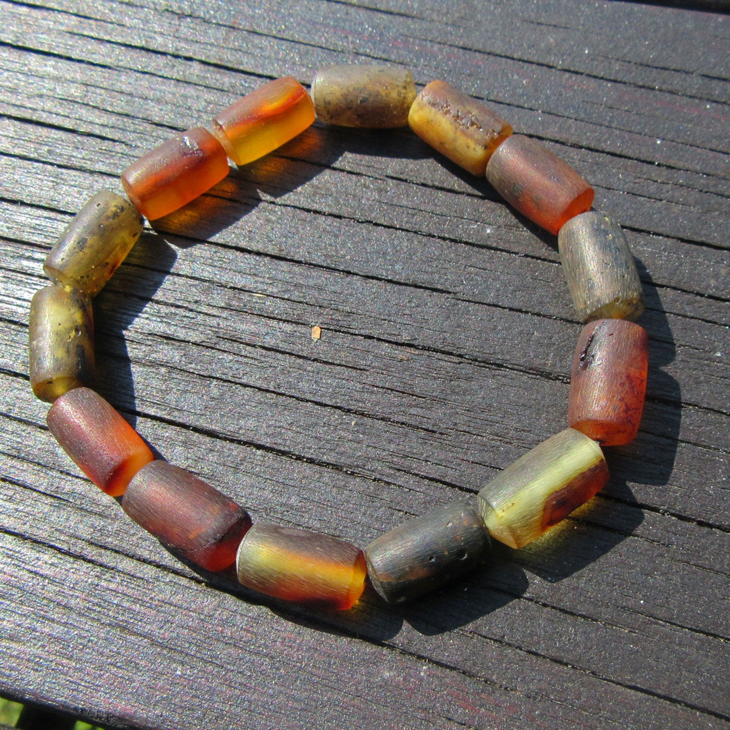 Dunkles Bernsteinarmband in Zylinderform, unpoliert