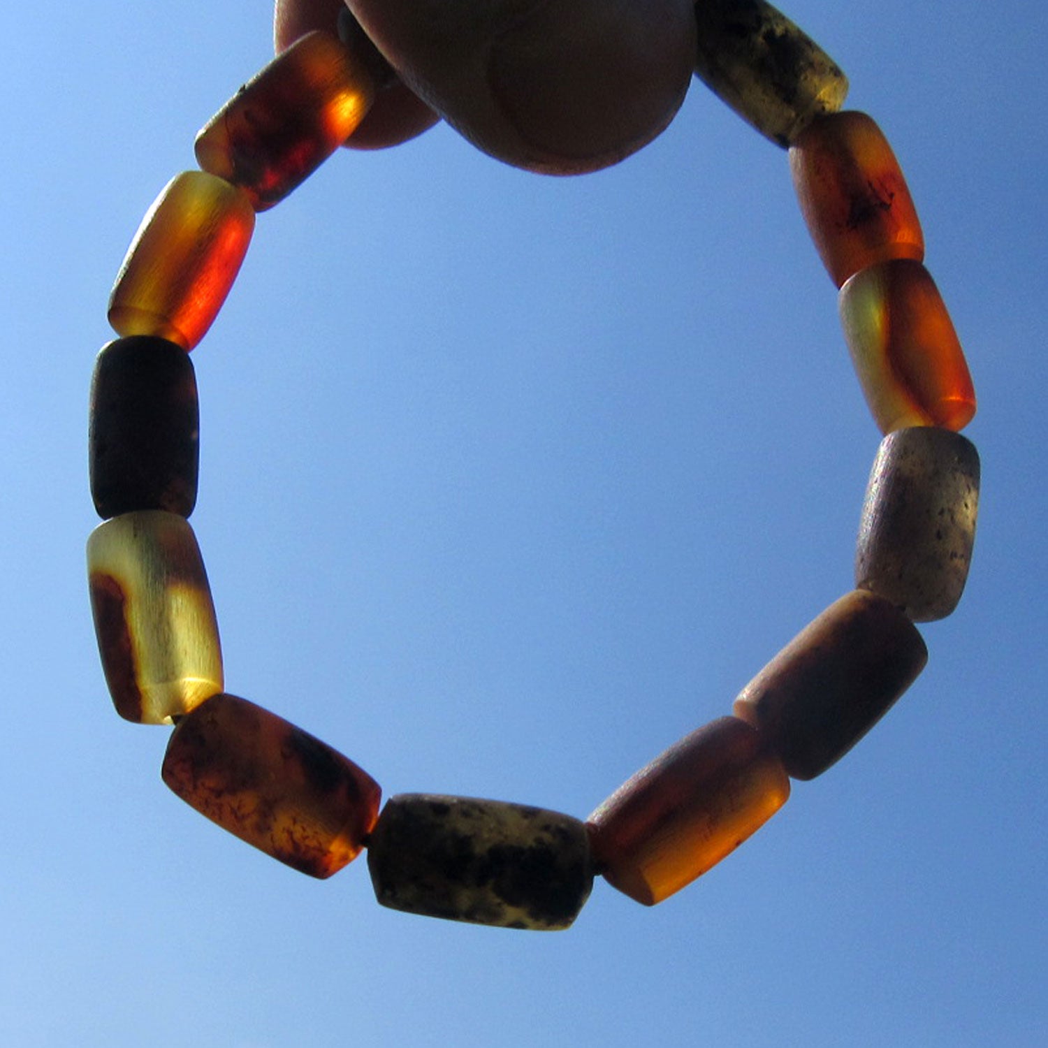 Dunkles Bernsteinarmband in Zylinderform, unpoliert