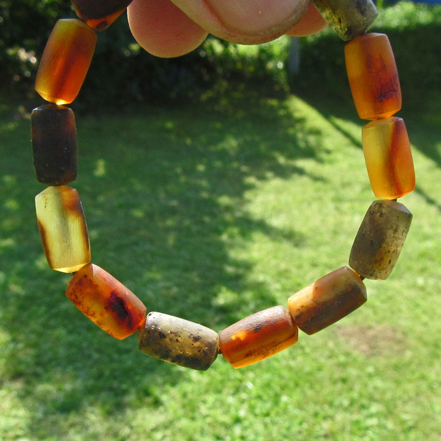 Dunkles Bernsteinarmband in Zylinderform, unpoliert