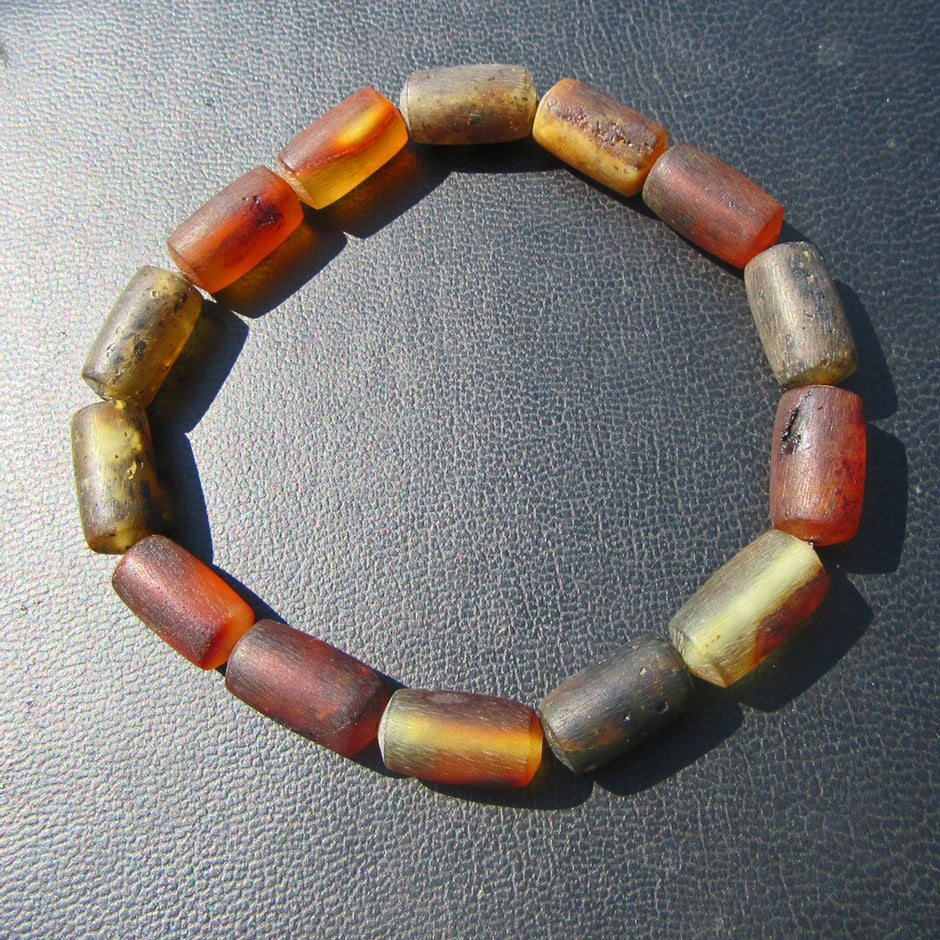 Dunkles Bernsteinarmband in Zylinderform, unpoliert