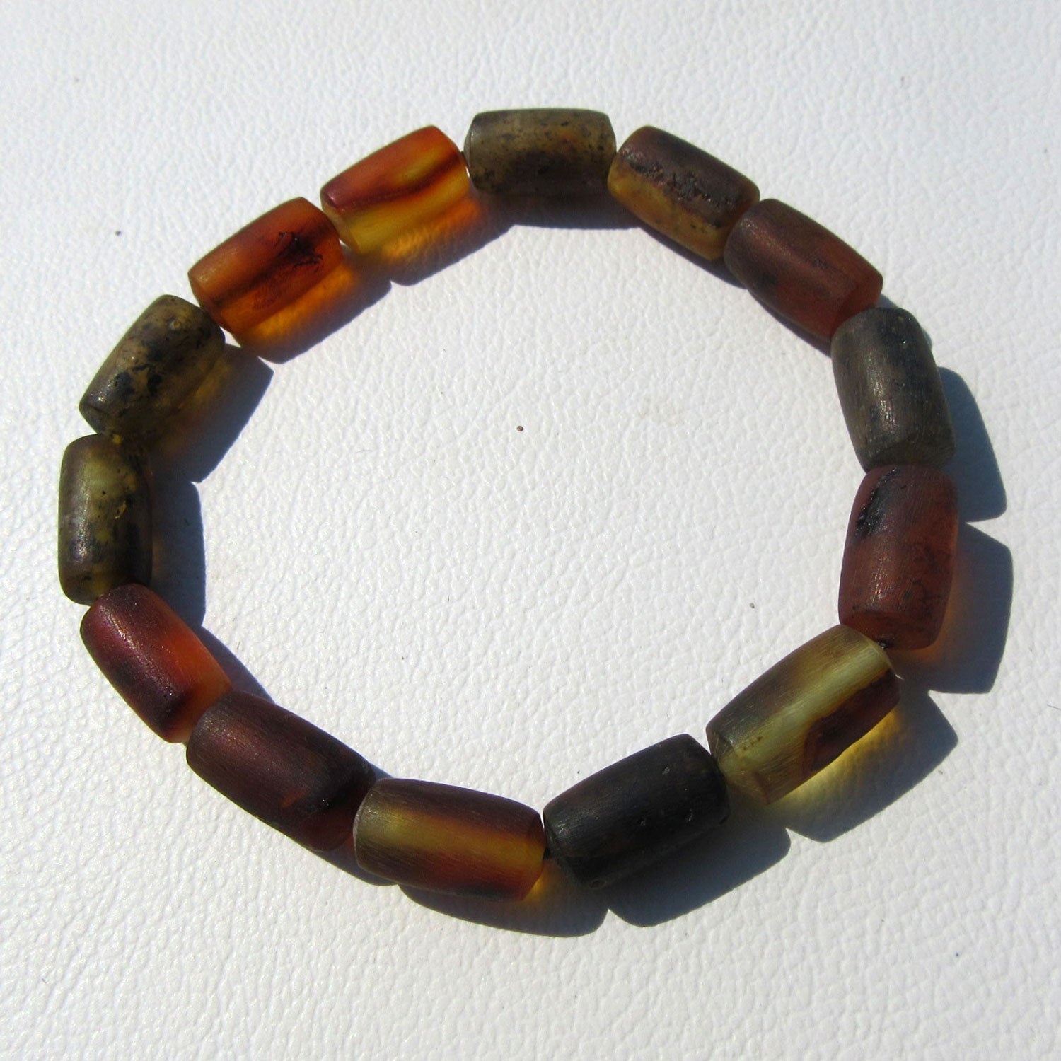 Dunkles Bernsteinarmband in Zylinderform, unpoliert