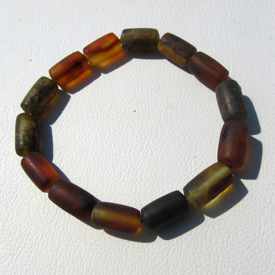 Dunkles Bernsteinarmband in Zylinderform, unpoliert