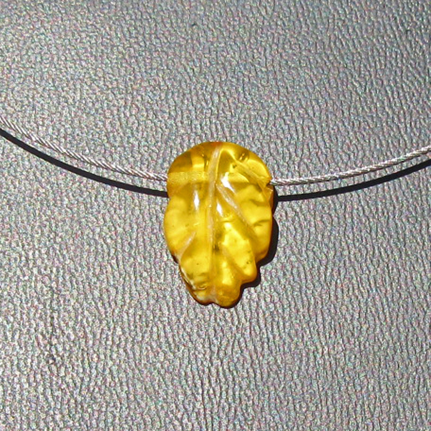 Schickes Collier mit einem Blatt aus gelben Bernstein