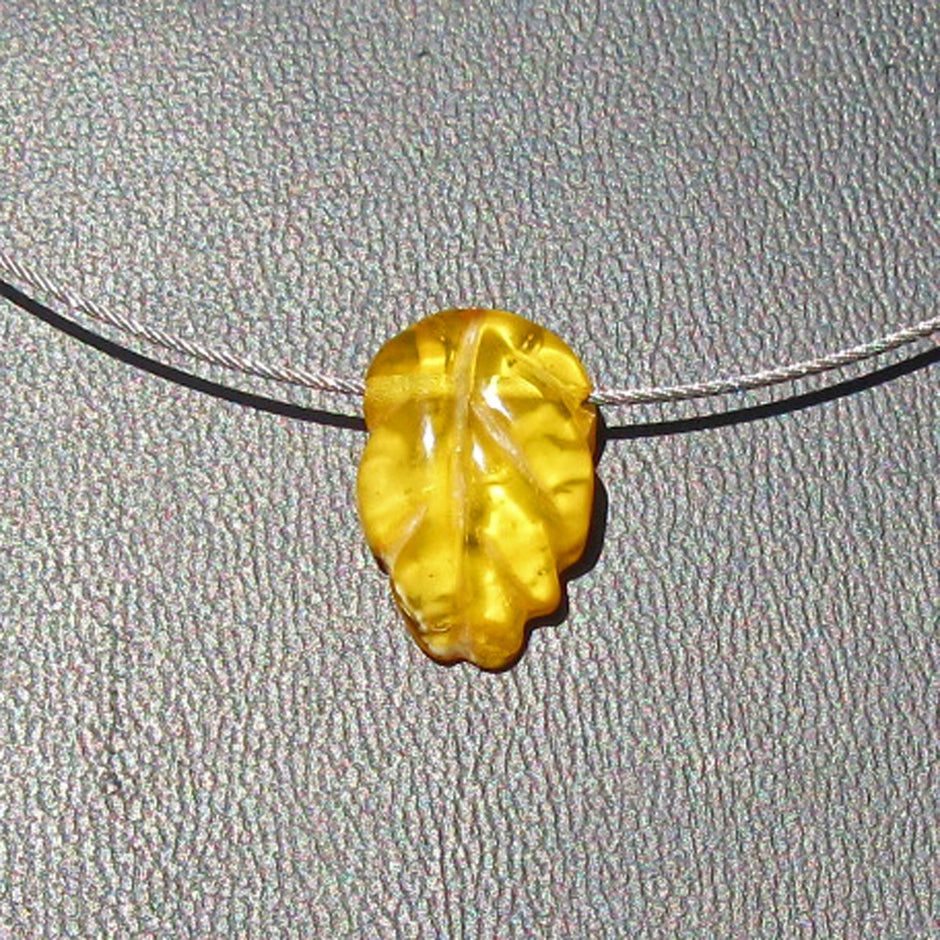 Schickes Collier mit einem Blatt aus gelben Bernstein