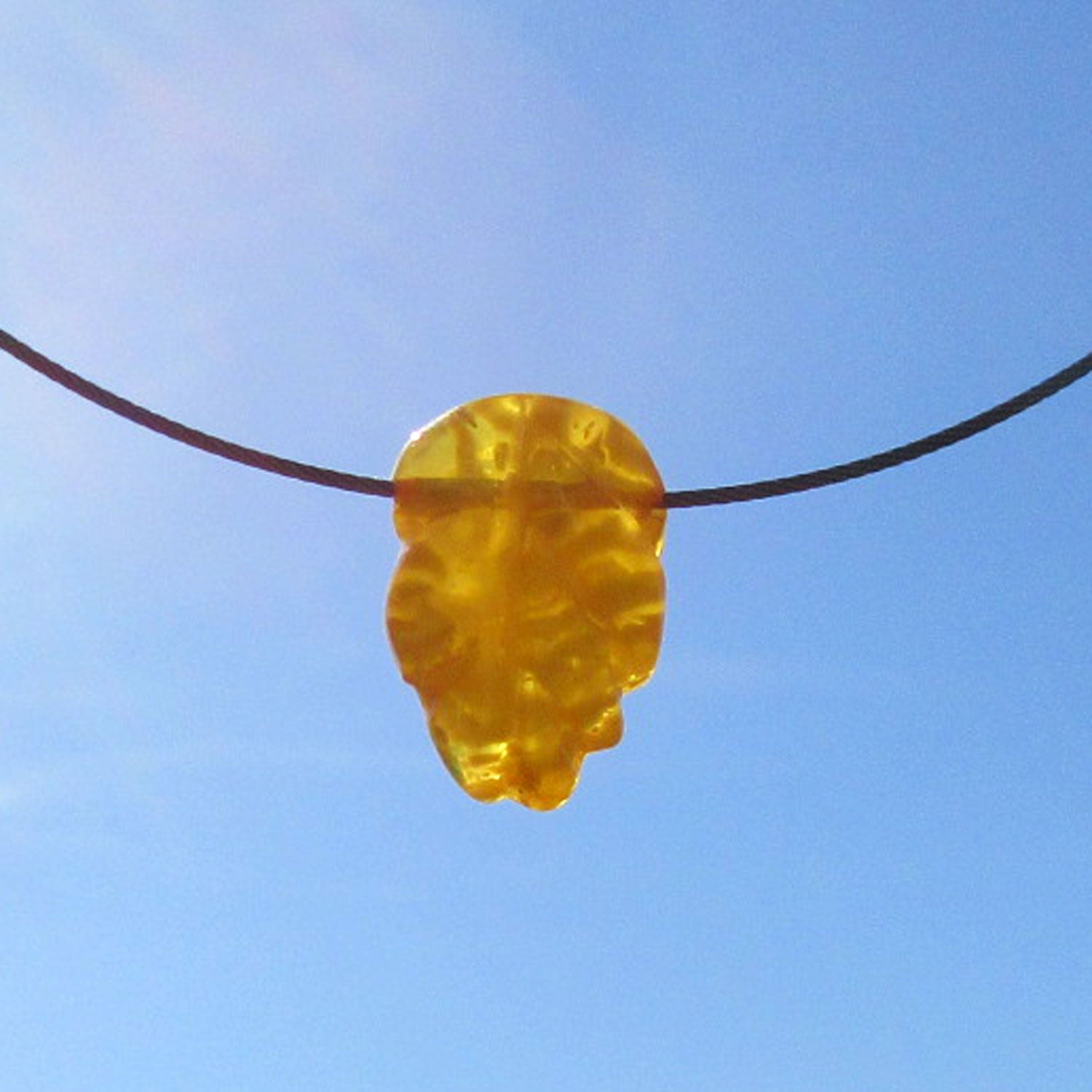 Schickes Collier mit einem Blatt aus gelben Bernstein