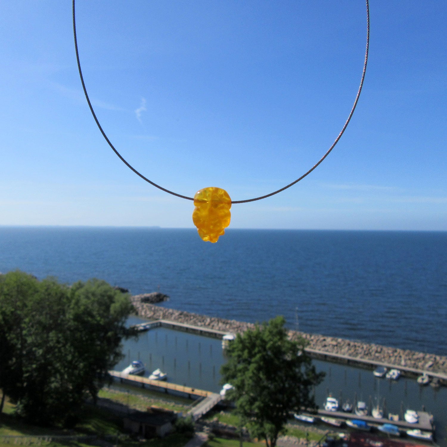 Schickes Collier mit einem Blatt aus gelben Bernstein