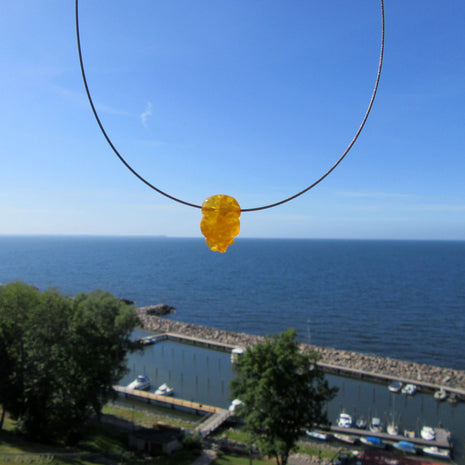 Schickes Collier mit einem Blatt aus gelben Bernstein
