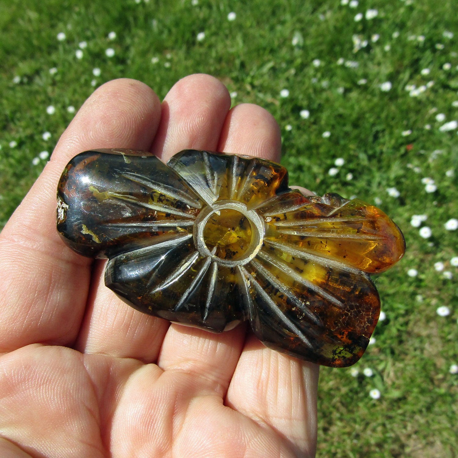Einzigartiges Bernsteinstück mit Einschlüssen in Blumenform