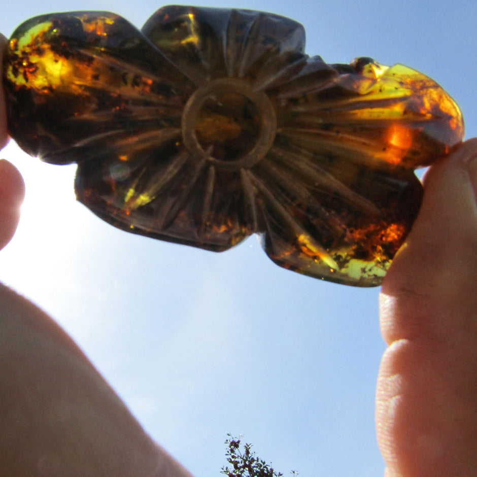 Einzigartiges Bernsteinstück mit Einschlüssen in Blumenform