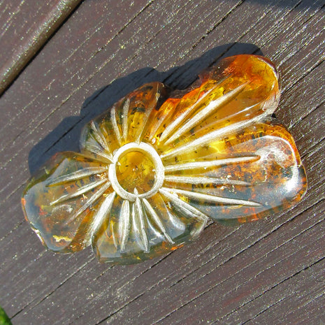 Einzigartiges Bernsteinstück mit Einschlüssen in Blumenform