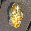 Einzigartiges Bernsteinstück mit Einschlüssen in Blumenform