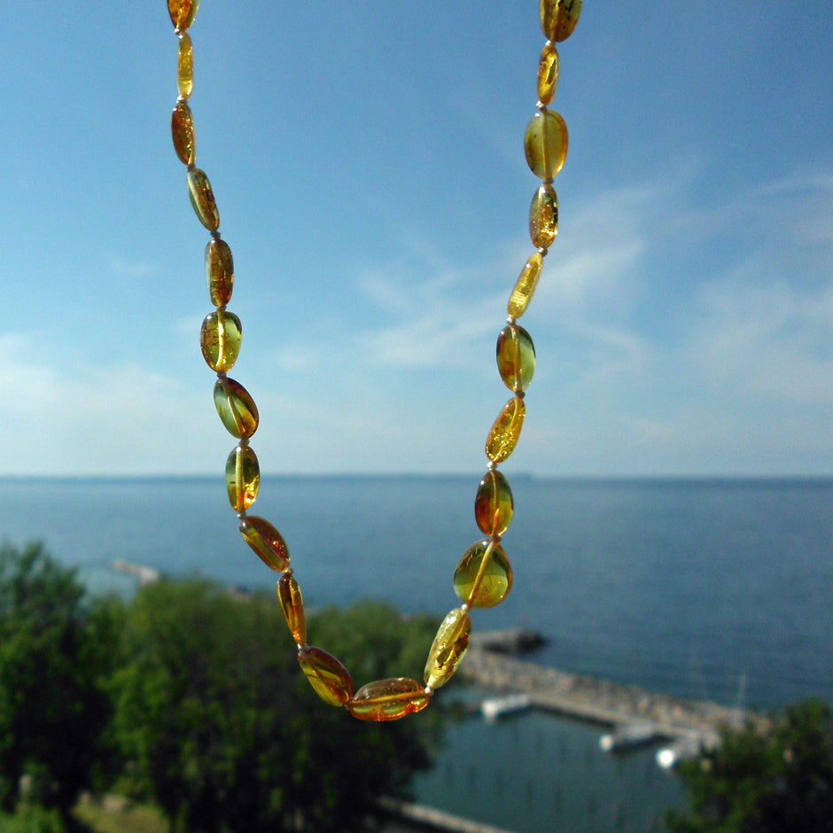 Helle Bernstein-Kette in Bohnenform mit Einschlüssen