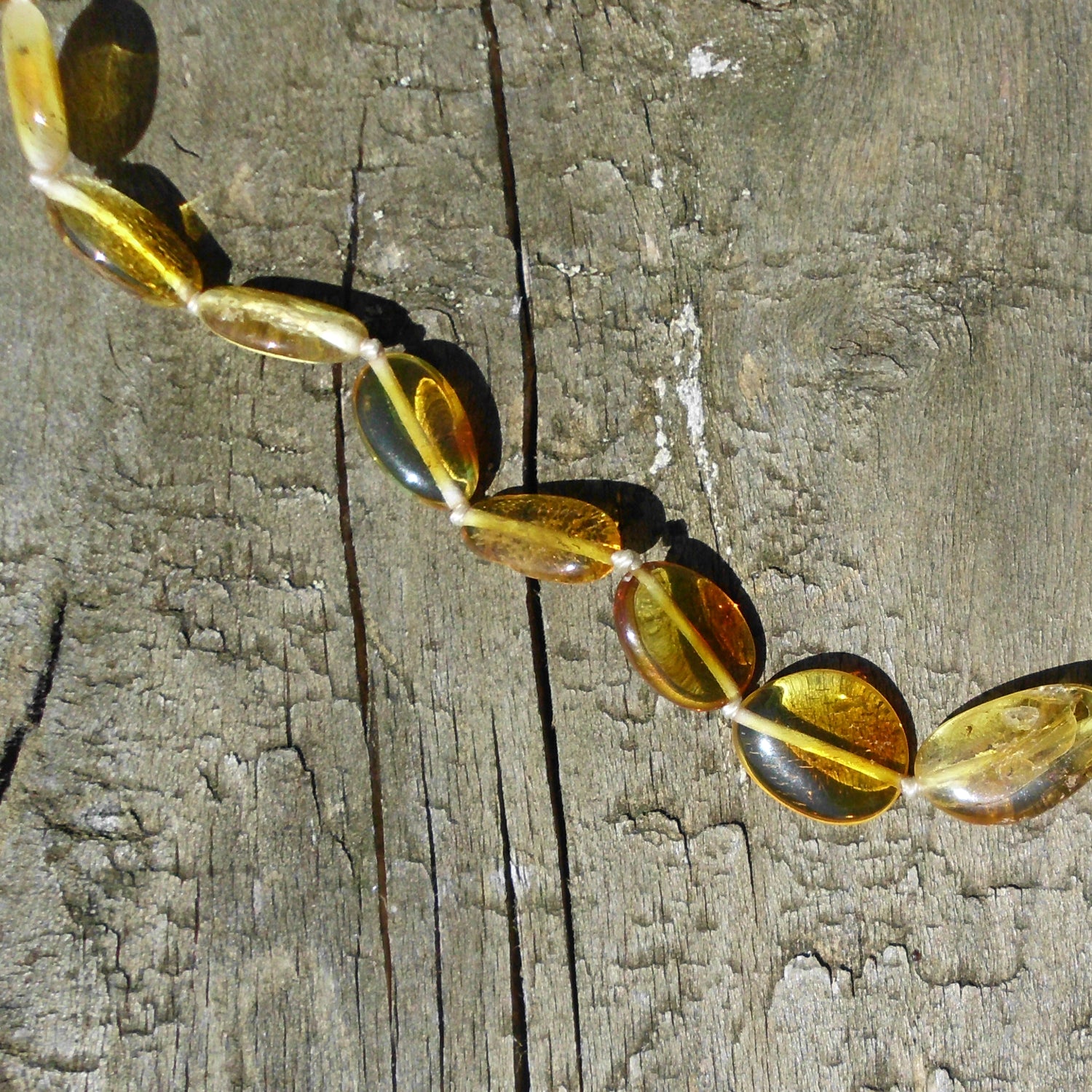 Helle Bernstein-Kette in Bohnenform mit Einschlüssen