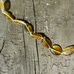 Helle Bernstein-Kette in Bohnenform mit Einschlüssen