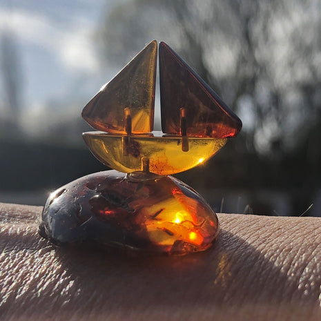 Segelschiff aus Bernstein – Unikat von der Ostsee-Insel