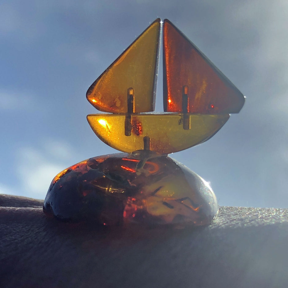 Segelschiff aus Bernstein – Unikat von der Ostsee-Insel