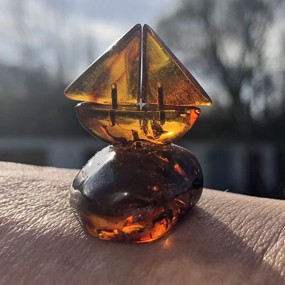 Einzelstück: Bernsteinsegelboot, maritimes Handwerk von Rügen