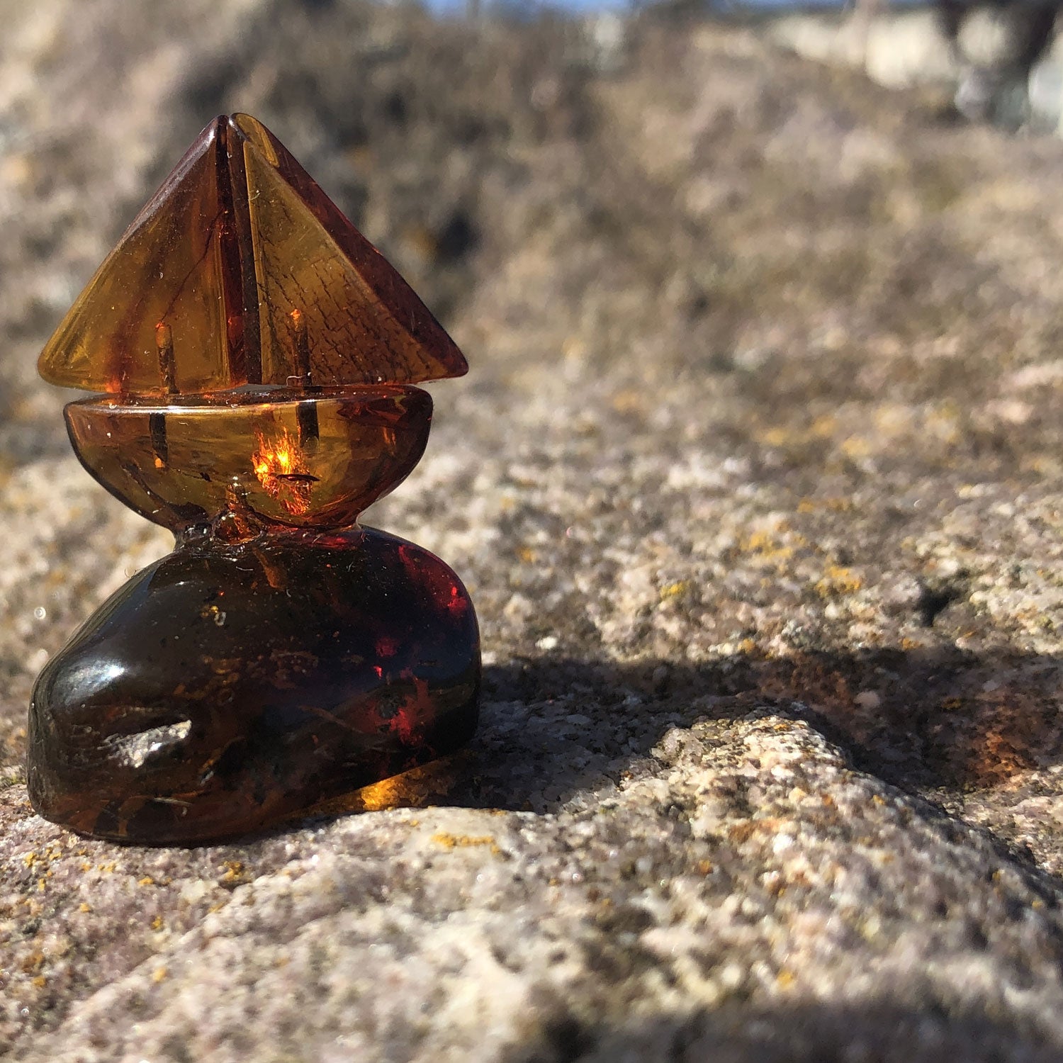 Einzelstück: Bernsteinsegelboot, maritimes Handwerk von Rügen