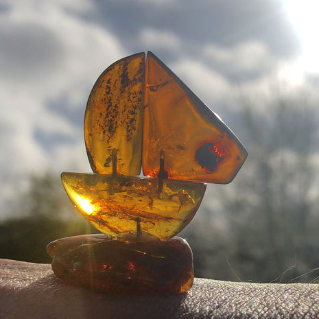 Bernsteinsegelboot aus Rügen – ein maritimes Unikat