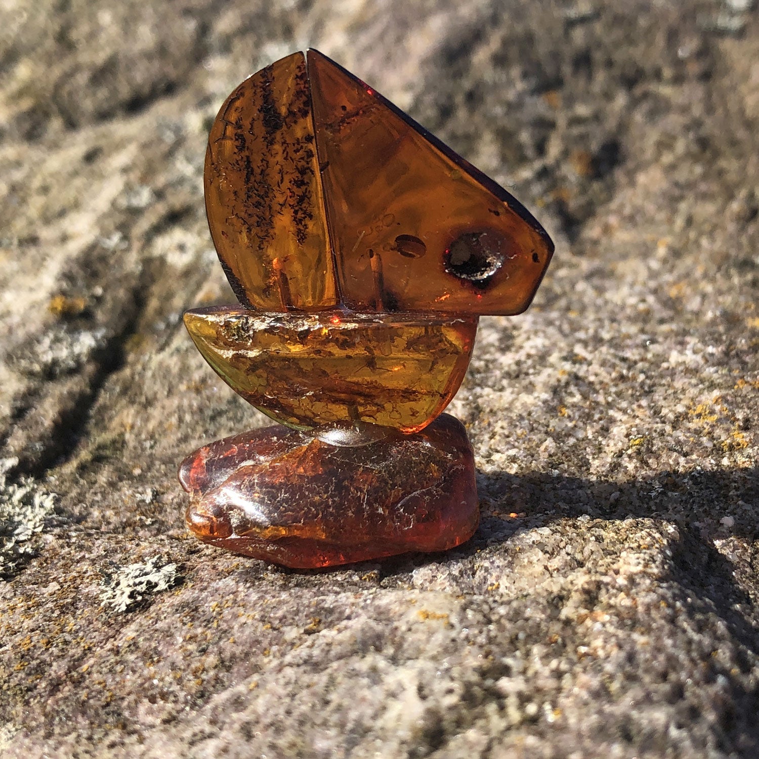 Bernsteinsegelboot aus Rügen – ein maritimes Unikat