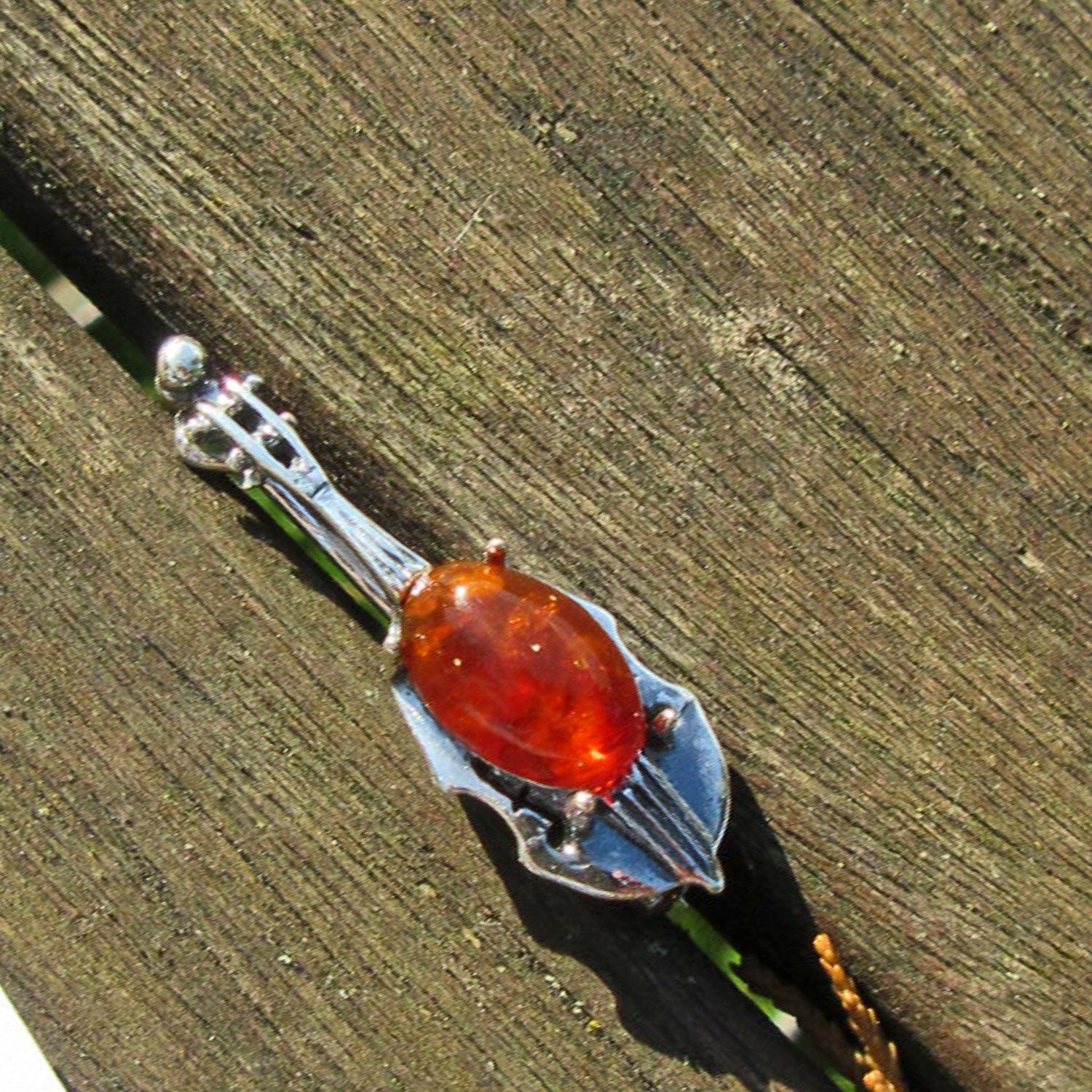 Brosche aus Silber und Bernstein in Cello-Form