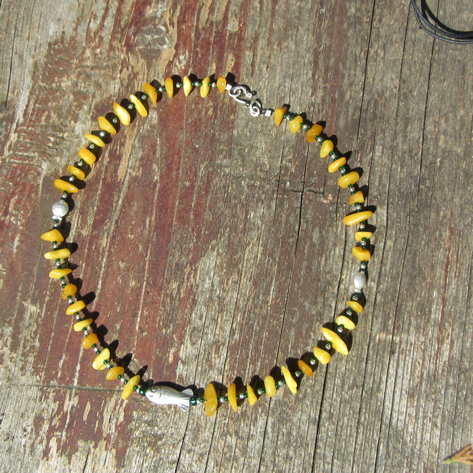 Einzigartige Kette aus Bernstein und Silberfischen