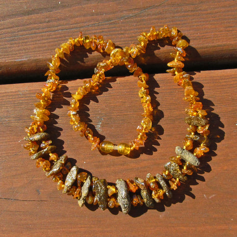 Zweireihiges Bernsteincollier aus dunklem und kognacfarbenem Bernstein