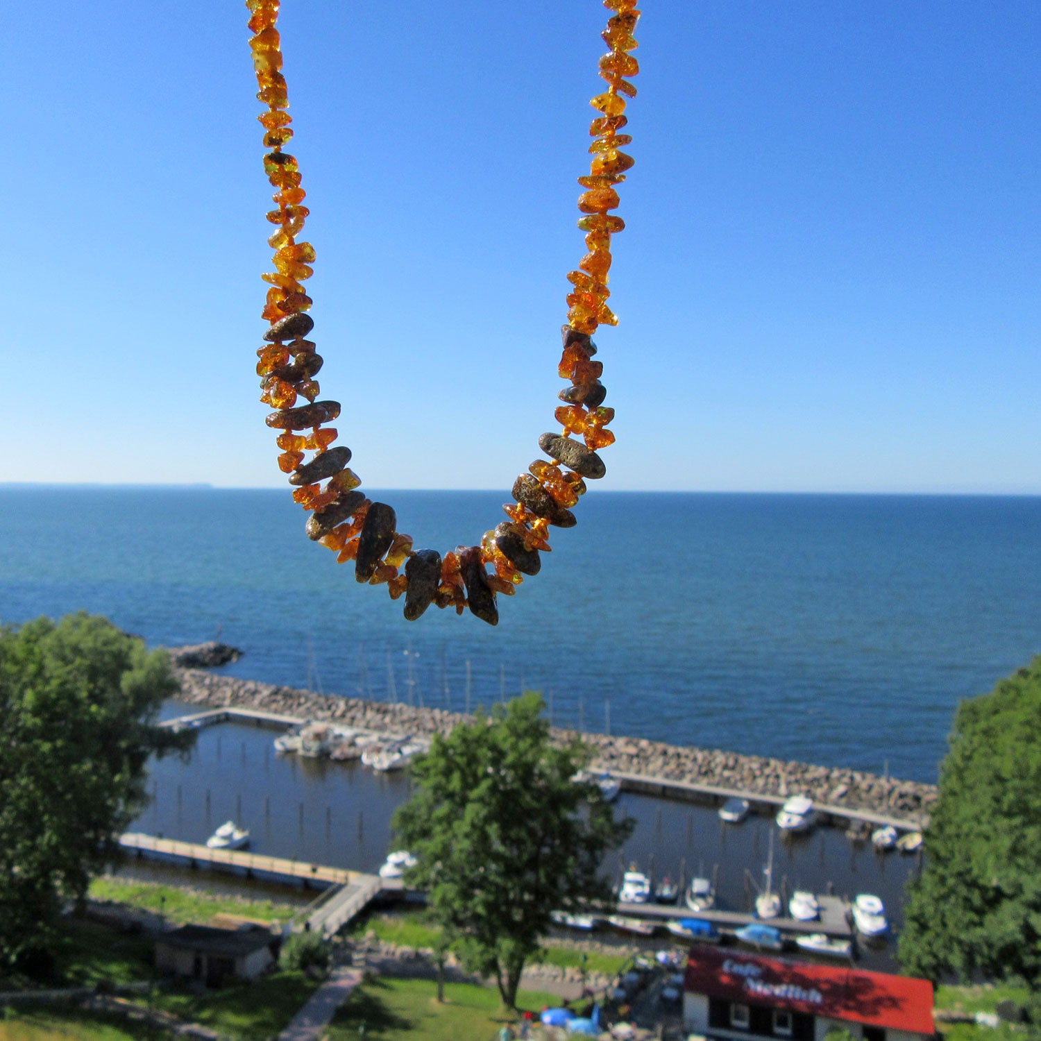 Zweireihiges Bernsteincollier aus dunklem und kognacfarbenem Bernstein