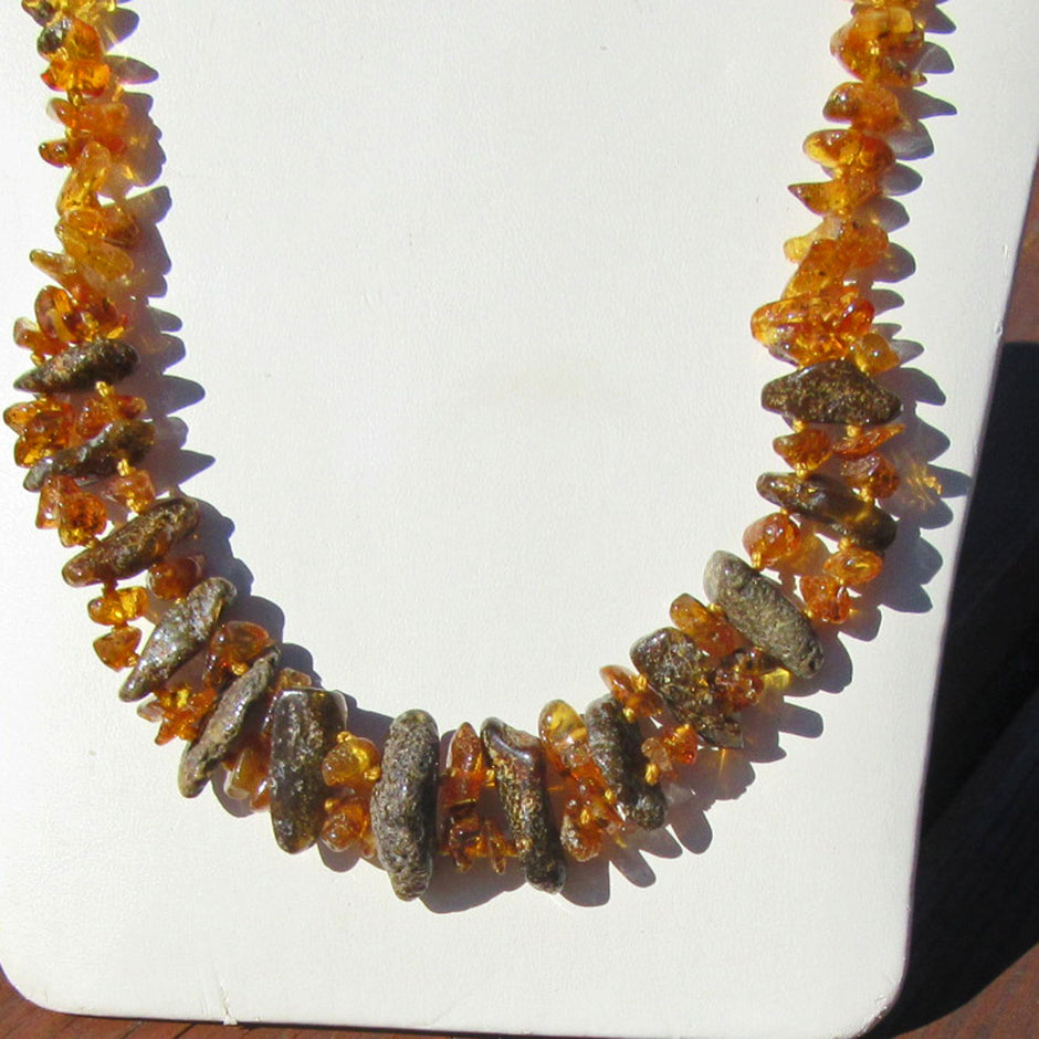 Zweireihiges Bernsteincollier aus dunklem und kognacfarbenem Bernstein