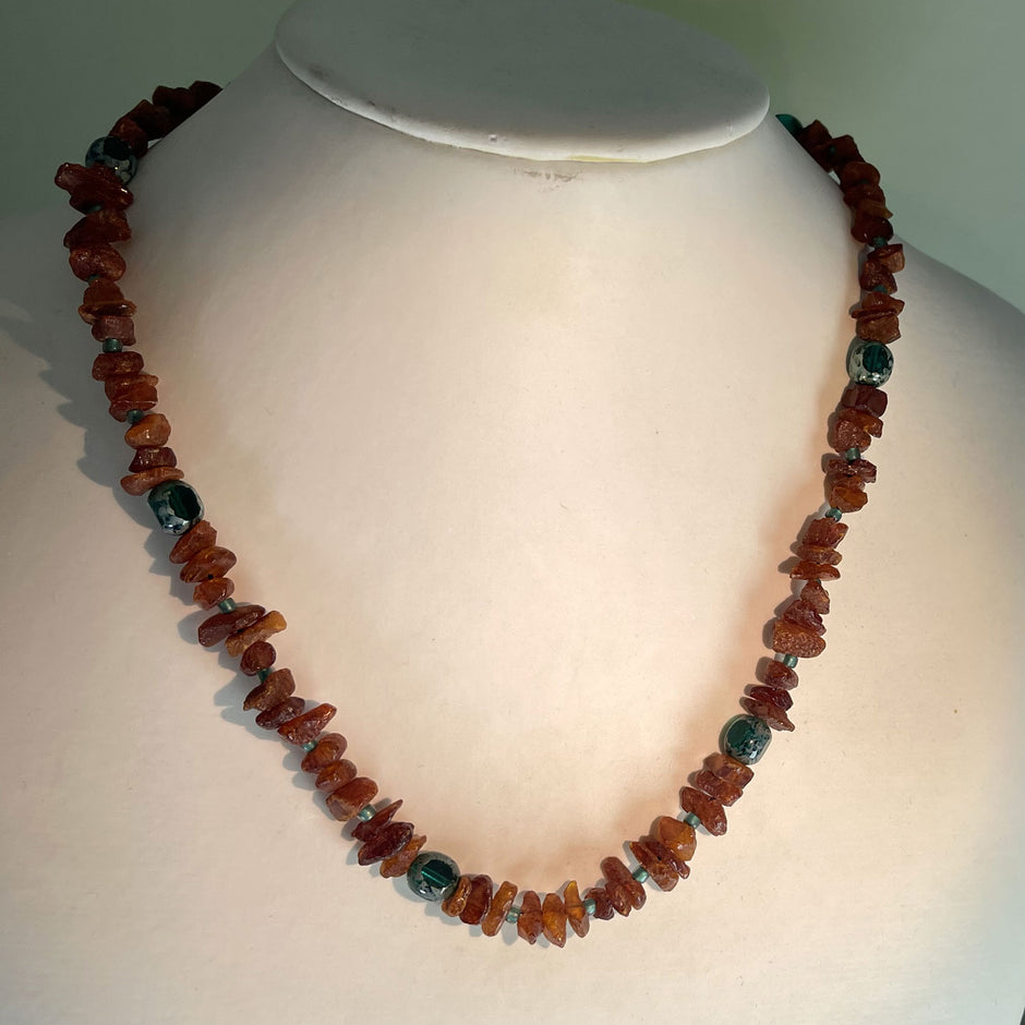 Collier aus unpolierten Bernstein- und Glasperlen