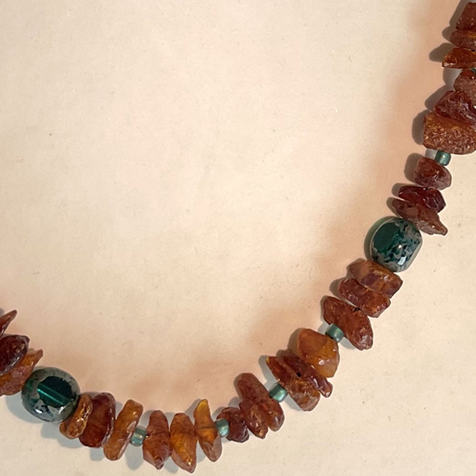 Collier aus unpolierten Bernstein- und Glasperlen