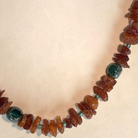 Collier aus unpolierten Bernstein- und Glasperlen