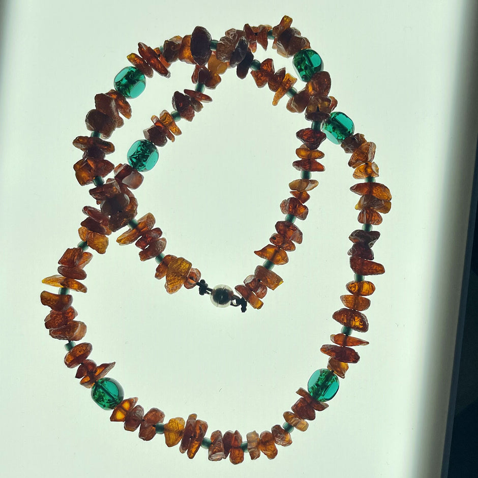Collier aus unpolierten Bernstein- und Glasperlen