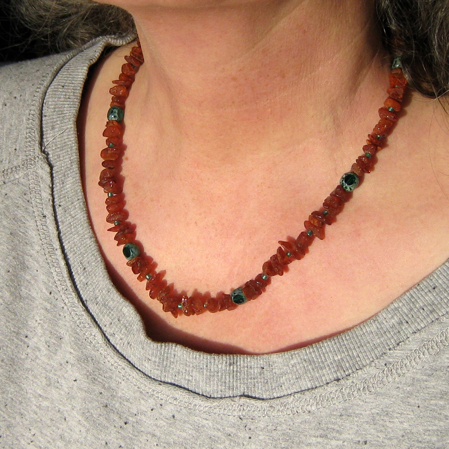 Collier aus unpolierten Bernstein- und Glasperlen