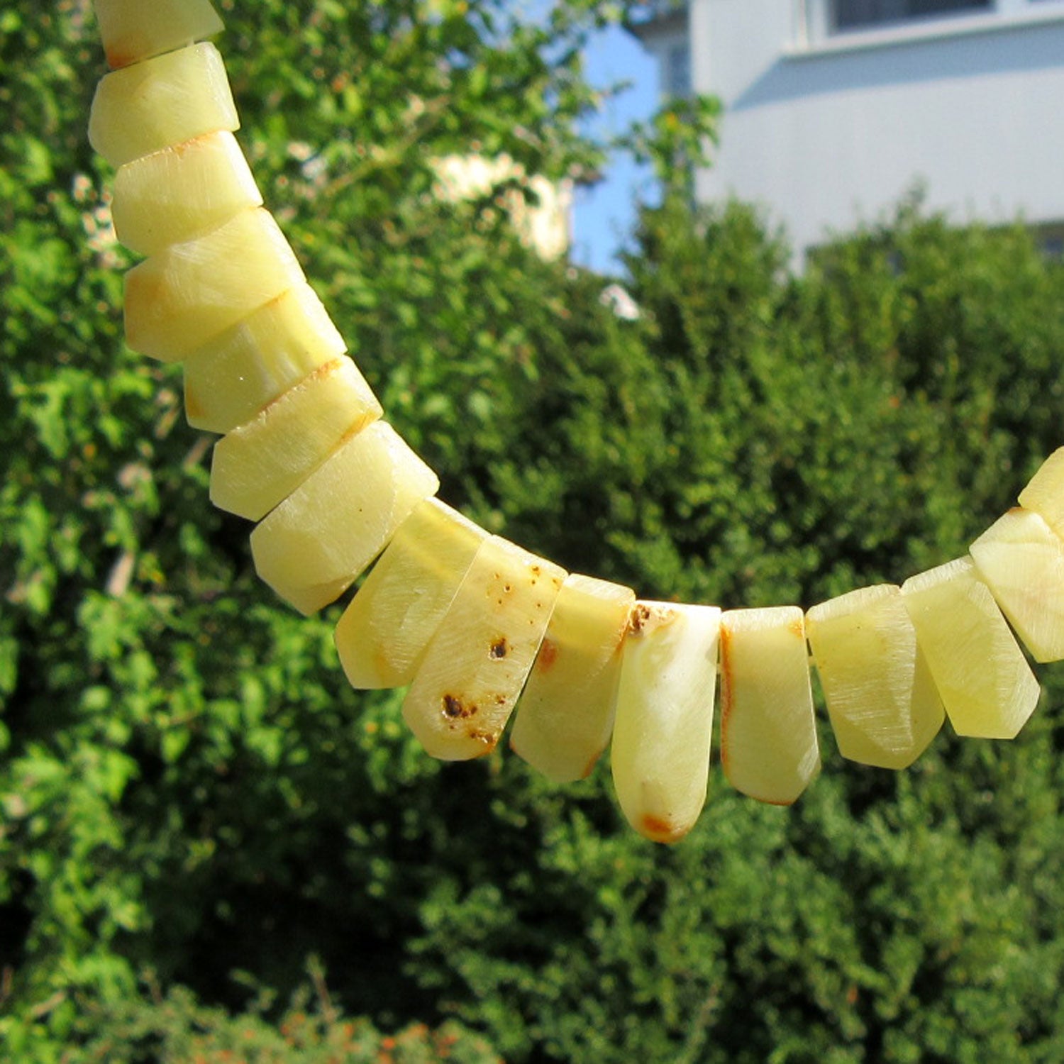 Einzigartiges Bernsteincollier in Elfenbeinfarbe, unpoliert