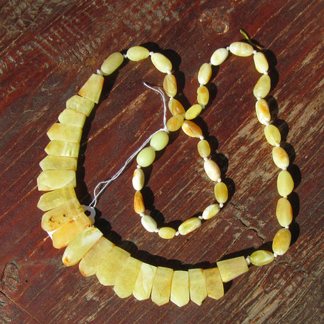 Einzigartiges Bernsteincollier in Elfenbeinfarbe, unpoliert