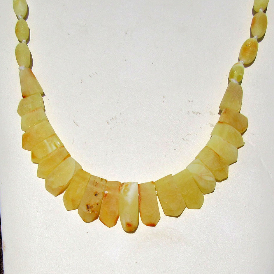 Einzigartiges Bernsteincollier in Elfenbeinfarbe, unpoliert