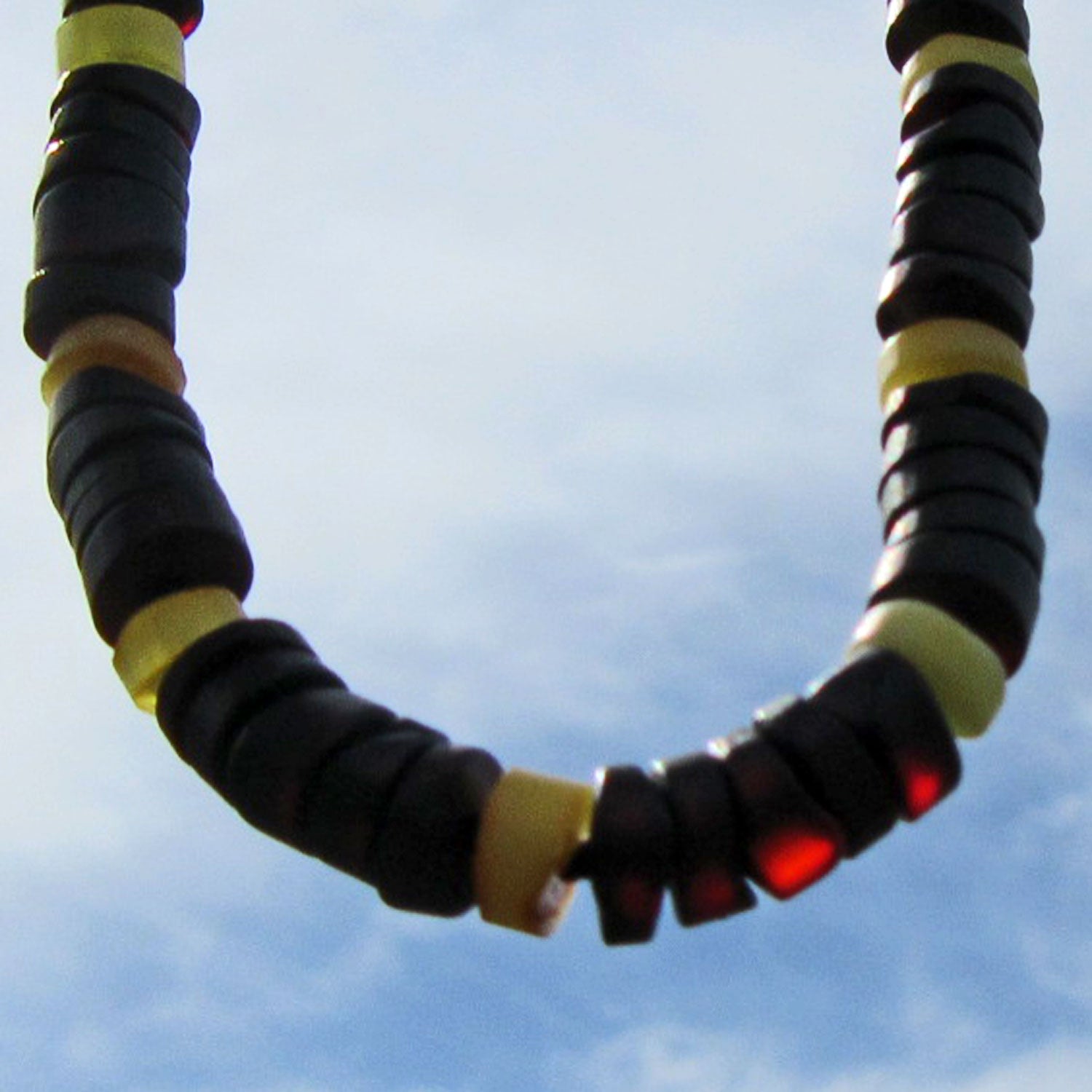Bernsteinkette mit kirschroten und hellen Scheibchen