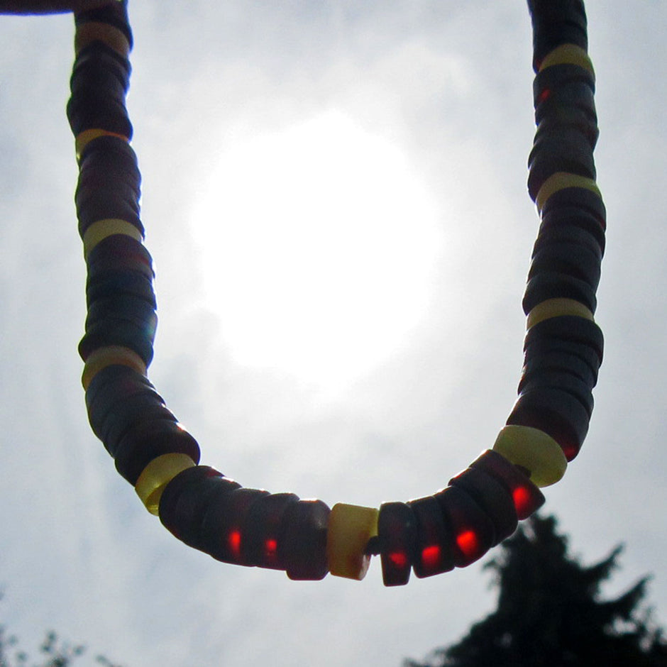 Bernsteinkette mit kirschroten und hellen Scheibchen