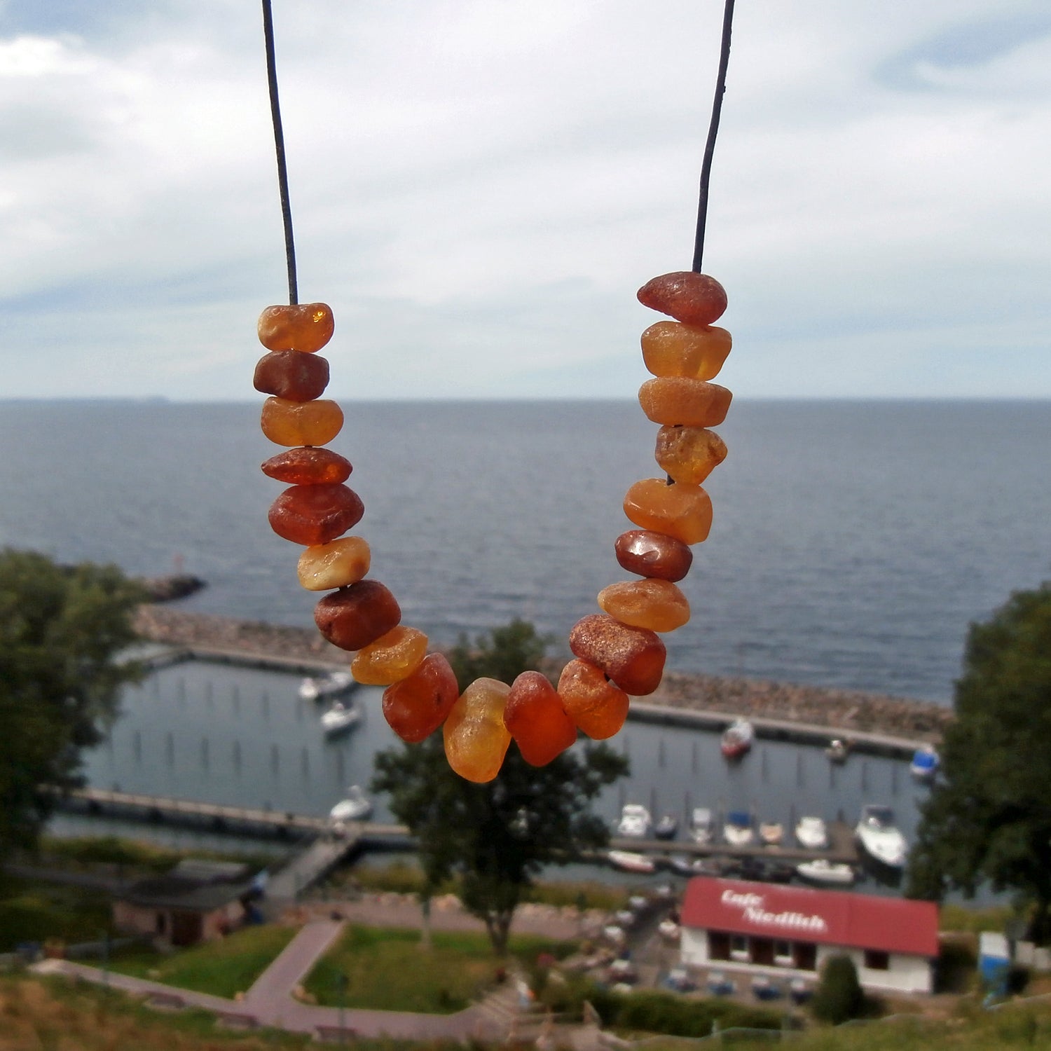 Natürliches Ledercollier mit unpolierten Bernsteinstücken