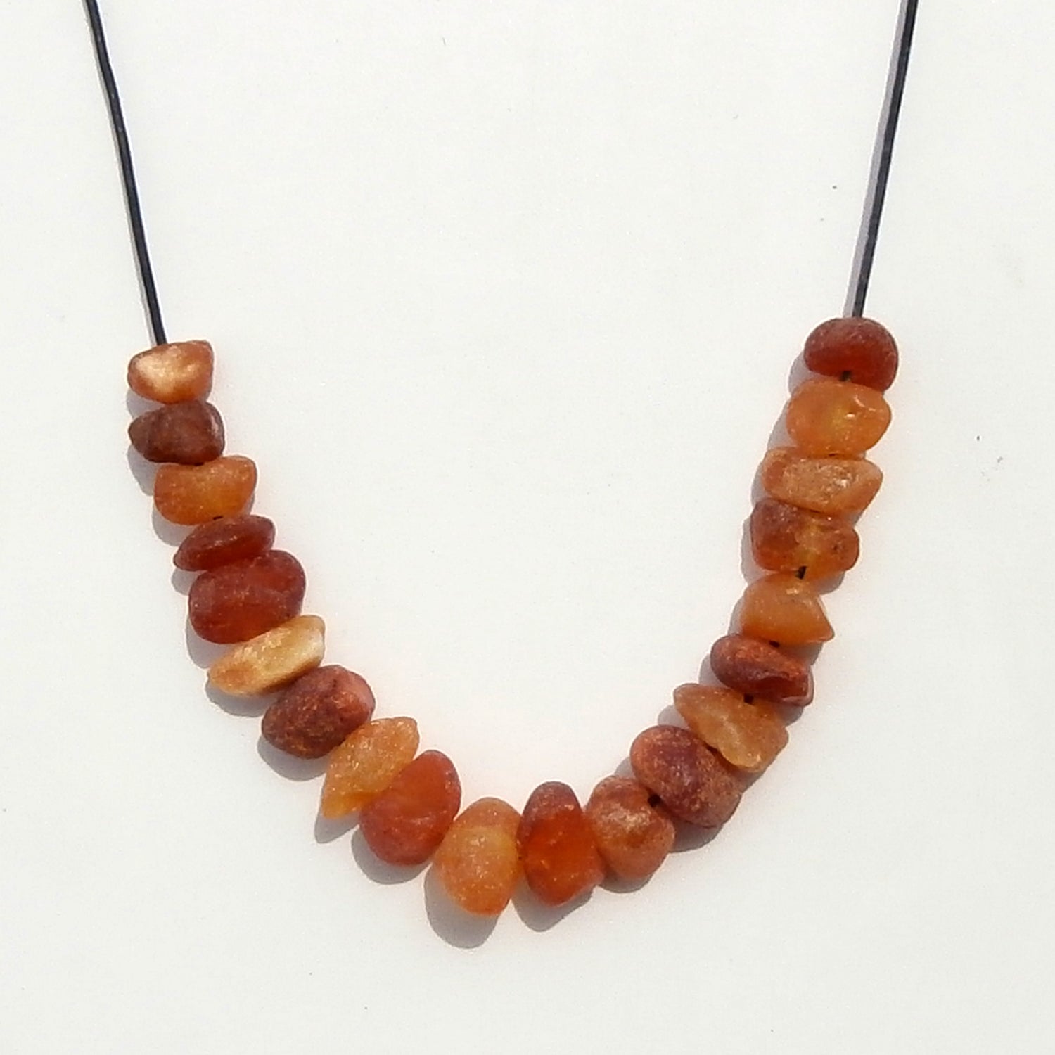 Natürliches Ledercollier mit unpolierten Bernsteinstücken