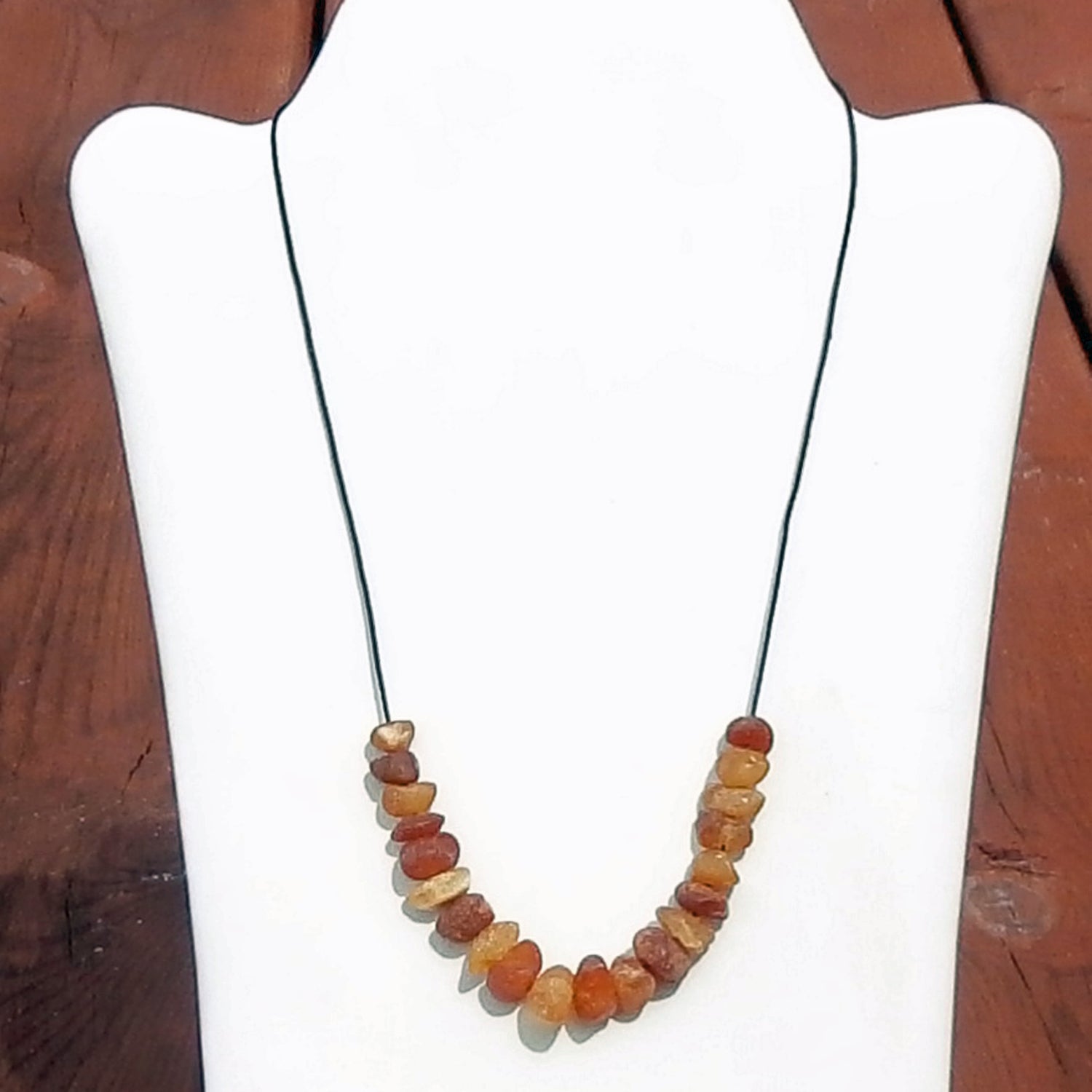 Natürliches Ledercollier mit unpolierten Bernsteinstücken