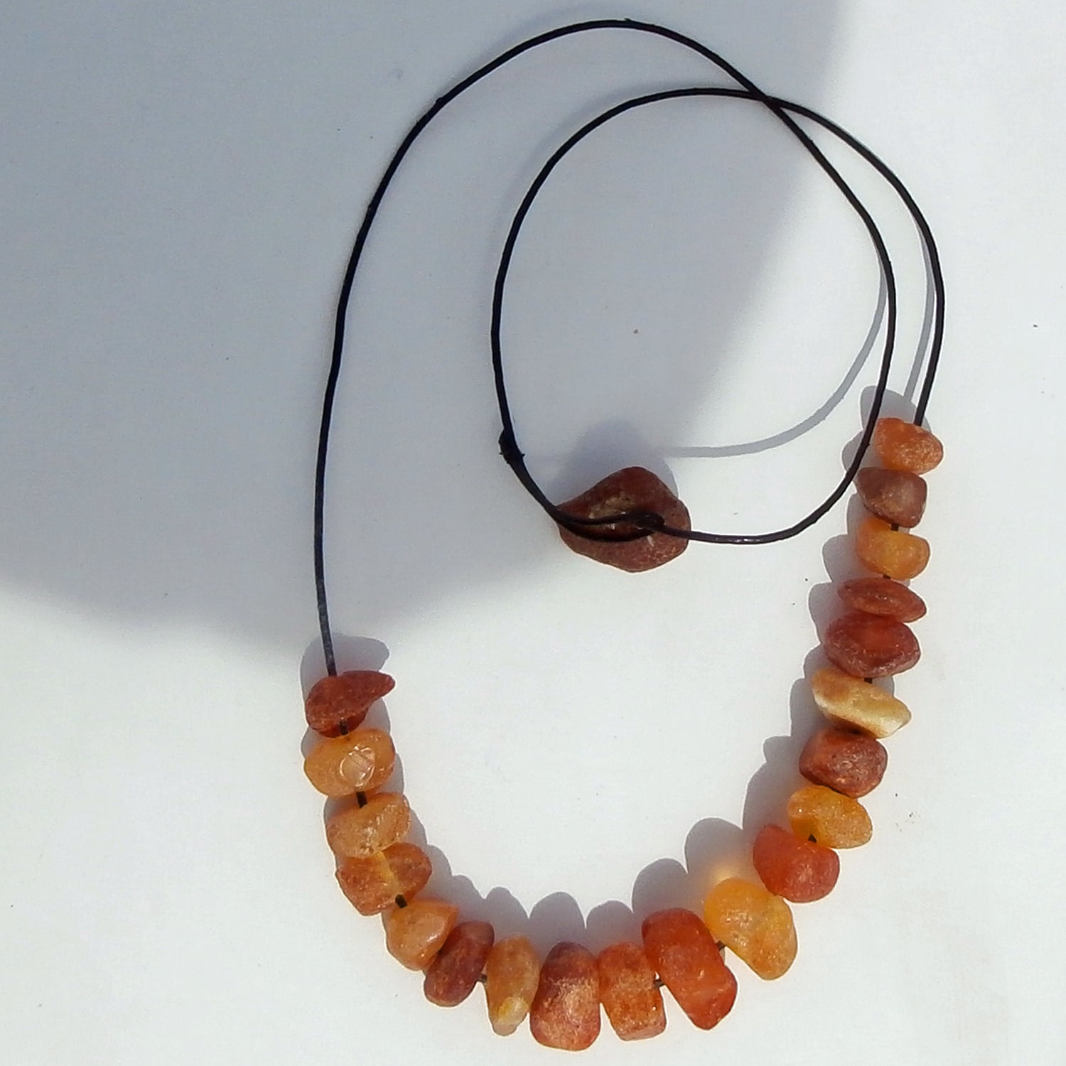 Natürliches Ledercollier mit unpolierten Bernsteinstücken