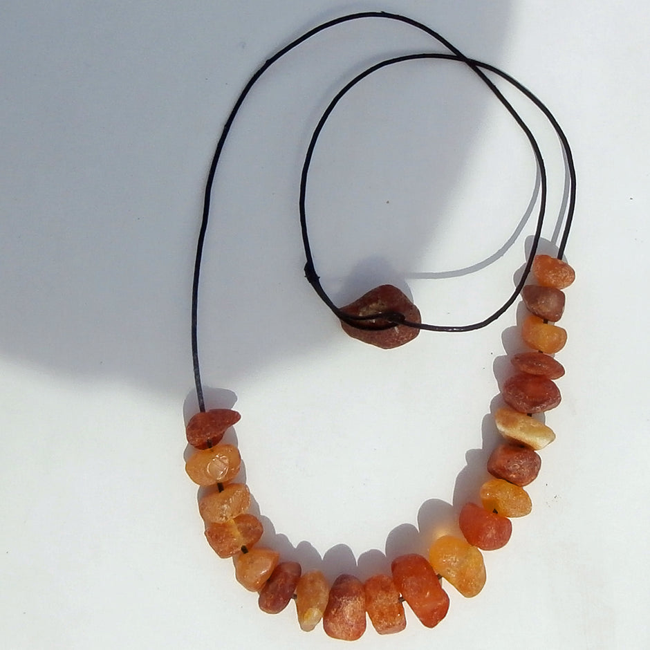 Natürliches Ledercollier mit unpolierten Bernsteinstücken