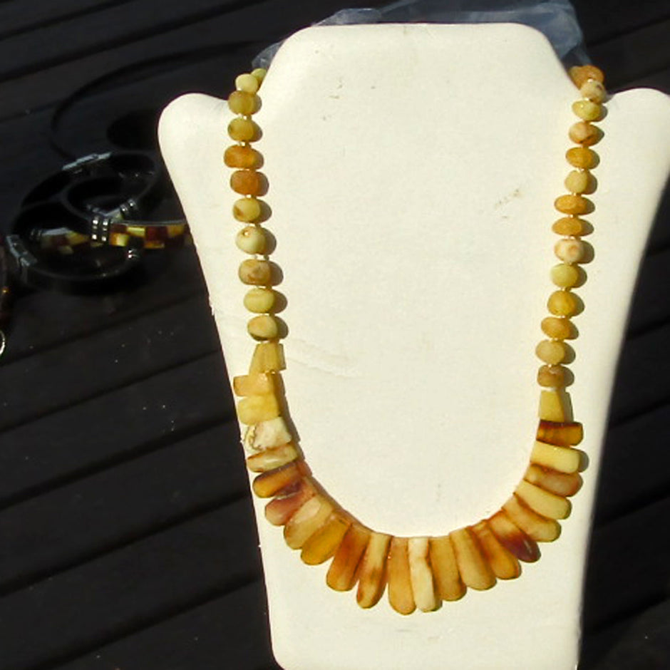 Einzigartiges Collier aus hellen Bernsteinscheiben